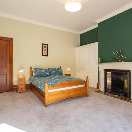 Host & - Chatsworth Townhouse Ii